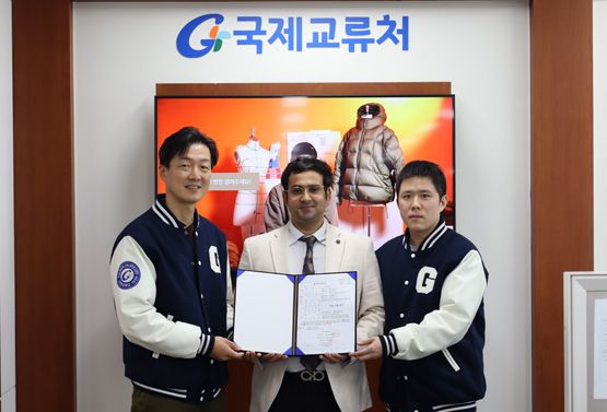WeCare CEO with Gachon University international office staff